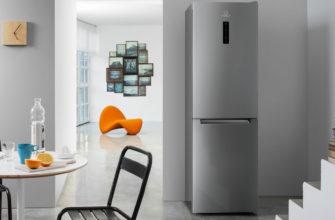 холодильник с морозильной камерой на кухне